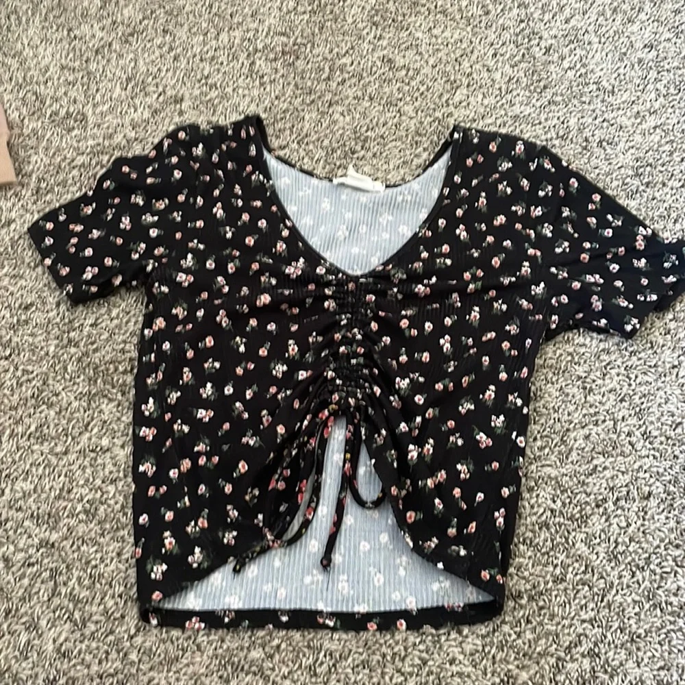 Flower crop top. - Picture 1 of 3